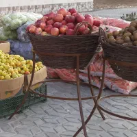 سبد چوبی دست باف با پایه فلزی