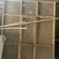 پنجره آهنی قدیمی بدون زنگ خوردگی