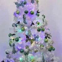 درخت کریسمس سفید برفی با تزئینات