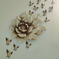 گل سرخ دیوار کوب با پروانه ها