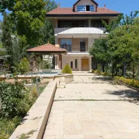 ۱۰۰۰ متر زمین ۵۰۰ متر بنا ۴ خواب تاپ لوکیشن