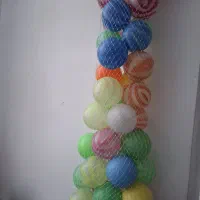تعداد زیادی توپ به همراه استخر پارچه ای