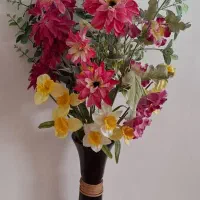 گلدون چوبی با گل مصنوعی