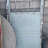 درب آهنی ورودی دارای حفاظ میله‌ای چارچوب‌دار ومحکم