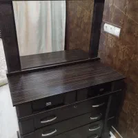 میز آرایش دارای ۴ کشو بزرگ ، و یک کشو‌مخفی