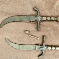 دو عدد خنجر دکوری/کلکسیونی طرح قدیمی (تمیز و سالم)