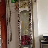 یه ویترین قدیما ساعت دار ساعتش سالم تمیز