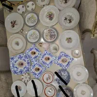 تعداد زیادی ظرف و ظروف مارک دار قدیمی قدمت دار