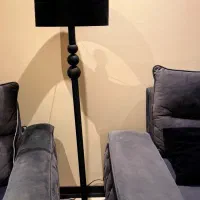 آباژور مشکی ایستاده کنار سالنی فلزی با شید مخمل