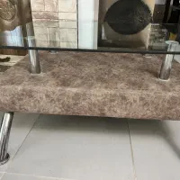 میز وسط مدرن با صفحه شیشه‌ای و پایه استیل