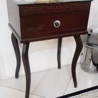 میز قاشق چنگال و سبد سیب زمینی پیاز