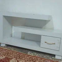 میزتلوزیون سالم فقط پایش چسبش کنده شده  چسب میخواد
