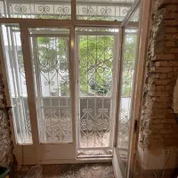 پنجره دست دوم با چهارچوب و حفاظ
