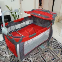 یک عدد تخت و پارک خارجی با کالسکه و روروک