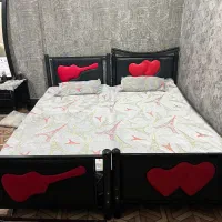 دو عدد تخت یک نفره فلزی با تشک