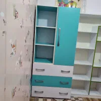 قفسه کتاب ومیز تحریر.  کمد لباس