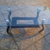 میز بزرگ بدون هیچ آسیبی فقط پایین کوچک شیشه نداره