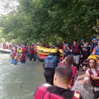 مجری تور های رفتینگ ـ در باغ اختصاصی کنار رود خانه