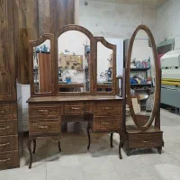 میز ارایش در رنگ بندی متنوع بالا