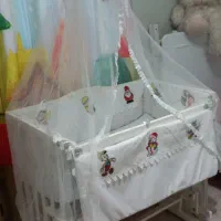 تخت کنار مادر تازه و شیک