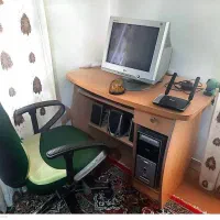 کامپیوتر با میز