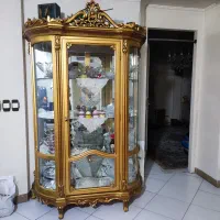 کمد ویترینی دکوری چوبی ایستاده طلایی چرم