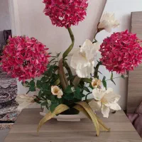 ساعت دیواری و گل توپی