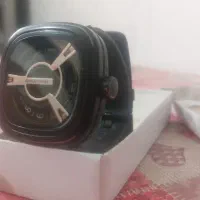 یک عدد ساعت مچی برند seven friday