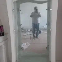 گنجه چهار طبقه نو نو از سه طرف شیشه  یک طرف آینه