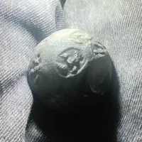 سنگ.  خاص. مشکی با نور سبز سفید میشه