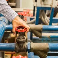 استخدام نیروی دست به آچار