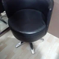 صندلی کپ و تعدادی رنگ مو و اکسیدان و پودر دکلره
