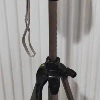 دوربین عکاسی Canon همراه با پایه