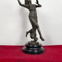 مجسمه برنز زن در باد برنزی