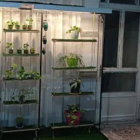 استند گل فلزی بزرگ با نور مخفی و طبقات چوبی