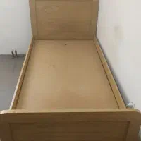 تخت خواب چوبی بسیار محکم و سالم، دارای کشو