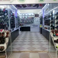 ویترین کفش فروشی