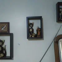 سه عدد مجسمه گربه چوبی کلکسیونی با شلف دیواری