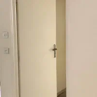 درب اتاق همراه با دستگیره