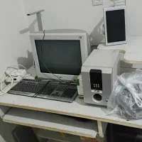 وسایل جانبی دو دستگاه کامپیتور میز.کیبورد.مانیتور