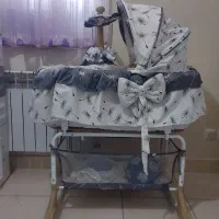 گهواره و تخت کنار مادر