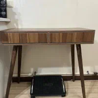 میز تحریر و صندلی و زیرپایی