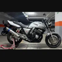 سی بی ۴۰۰ نقره‌ای