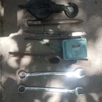تعدادی ابزار قرقره بالابر آچار کلنگ قلم کلید..