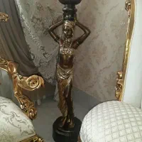 مجسمه ایستاده