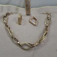 دستبند.  وگوشواره.  ویک عدد النگو