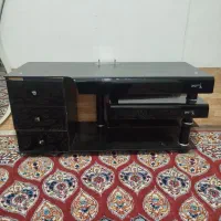 یک عدد میز تلویزیون شیشه ایی
