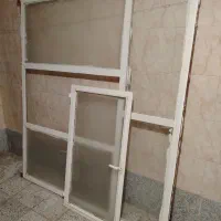 پنجره اهنی سالم وتمیز