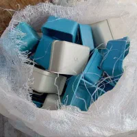 تعدادی پایه قفس و جای آب و دان