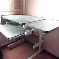 میز تحریر و کامپیوتر